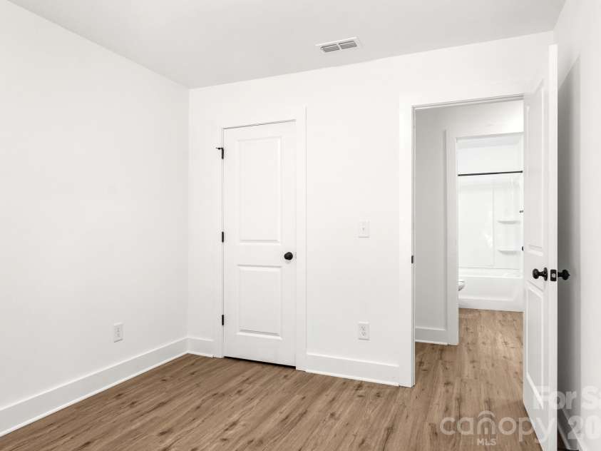 512 Carolyn Lane, Charlotte, NC 28213.  MLS# CAR4422658, YatesRealty ID 52405. 