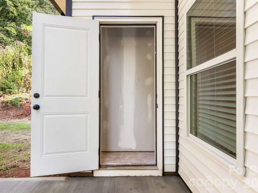 512 Carolyn Lane, Charlotte, NC 28213.  MLS# CAR4422658, YatesRealty ID 52405. 