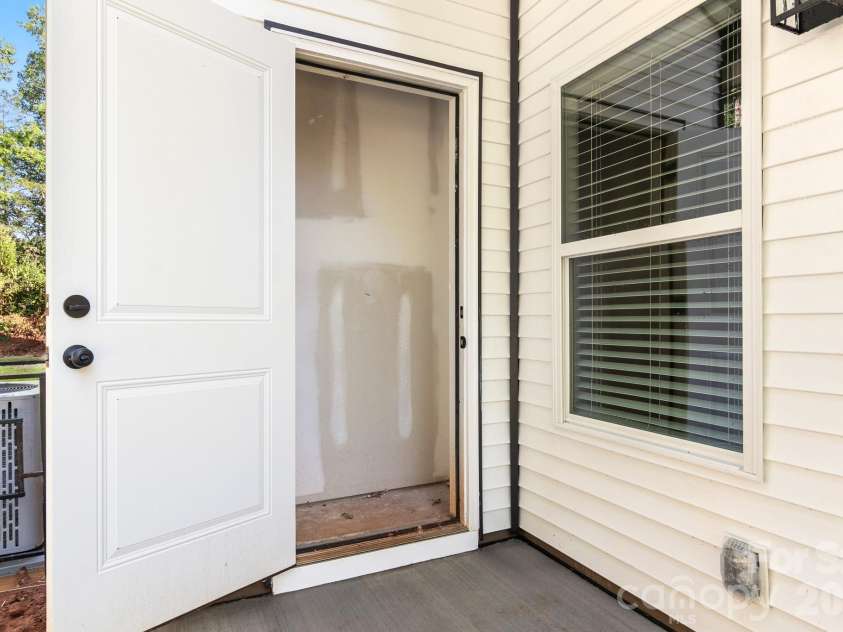 520 Carolyn Lane, Charlotte, NC 28213.  MLS# CAR4422670, YatesRealty ID 52406. 