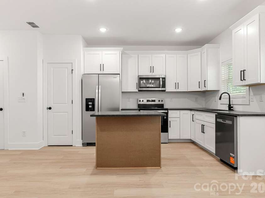 520 Carolyn Lane, Charlotte, NC 28213.  MLS# CAR4422670, YatesRealty ID 52406. 