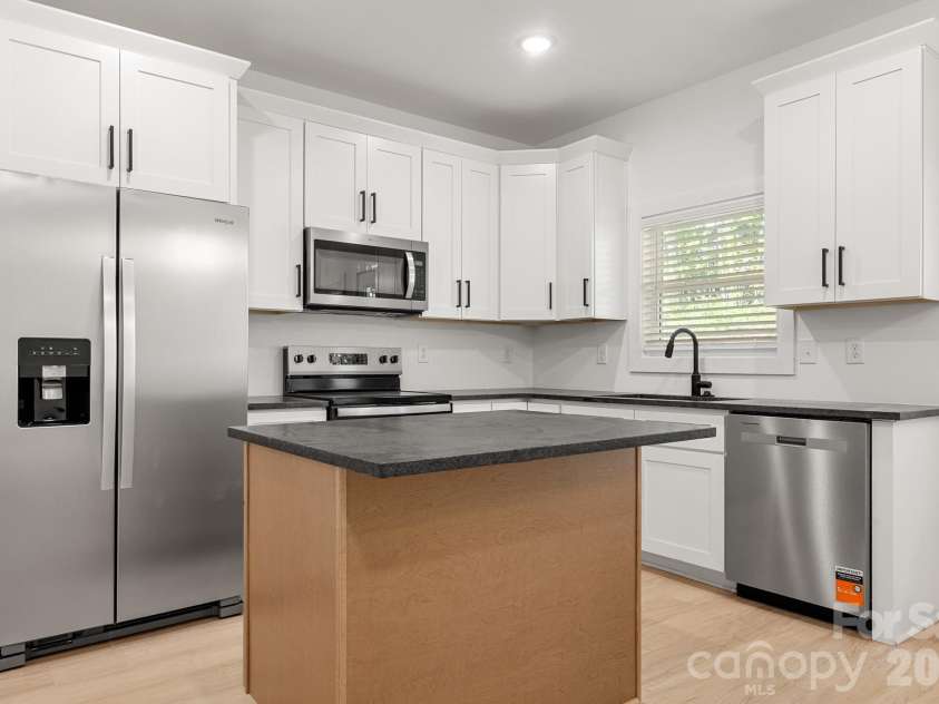 520 Carolyn Lane, Charlotte, NC 28213.  MLS# CAR4422670, YatesRealty ID 52406. 
