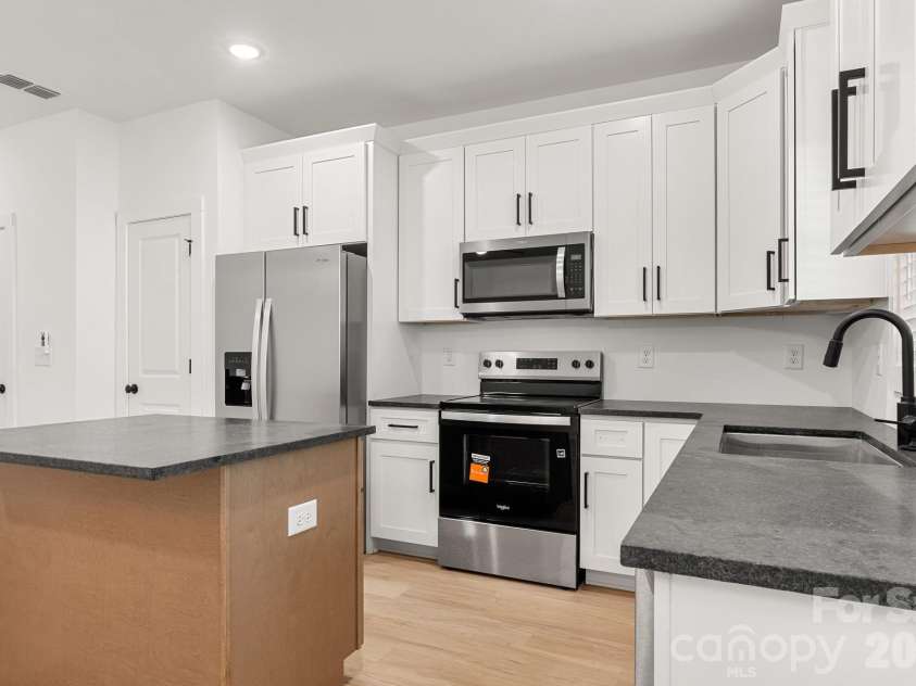 520 Carolyn Lane, Charlotte, NC 28213.  MLS# CAR4422670, YatesRealty ID 52406. 