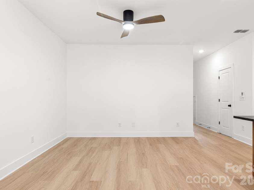 520 Carolyn Lane, Charlotte, NC 28213.  MLS# CAR4422670, YatesRealty ID 52406. 