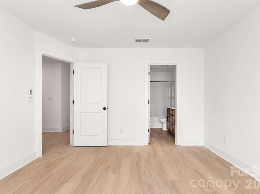 520 Carolyn Lane, Charlotte, NC 28213.  MLS# CAR4422670, YatesRealty ID 52406. 