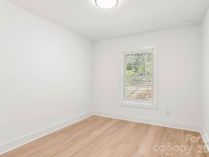 520 Carolyn Lane, Charlotte, NC 28213.  MLS# CAR4422670, YatesRealty ID 52406. 
