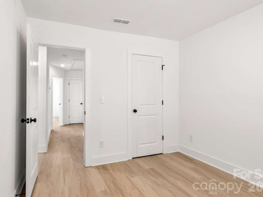 520 Carolyn Lane, Charlotte, NC 28213.  MLS# CAR4422670, YatesRealty ID 52406. 