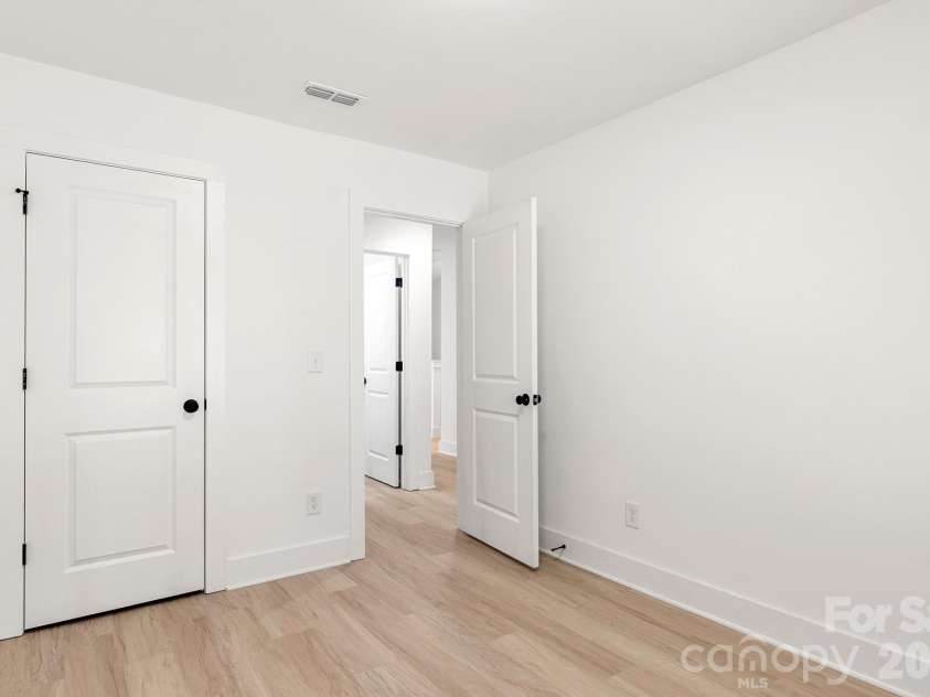 520 Carolyn Lane, Charlotte, NC 28213.  MLS# CAR4422670, YatesRealty ID 52406. 