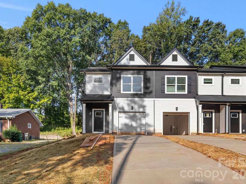 520 Carolyn Lane, Charlotte, NC 28213.  MLS# CAR4422670, YatesRealty ID 52406. 