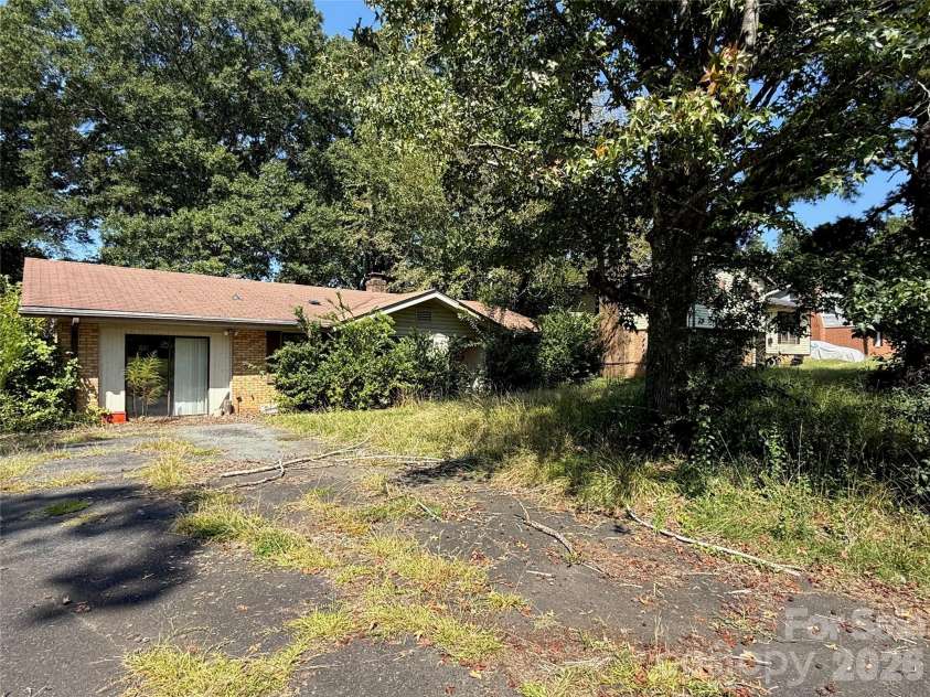 6737 Cardigan Avenue, Charlotte, NC 28215.  MLS# CAR4426684, YatesRealty ID 52409. 