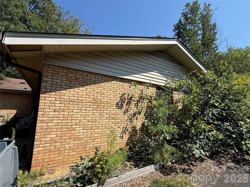 6737 Cardigan Avenue, Charlotte, NC 28215.  MLS# CAR4426684, YatesRealty ID 52409. 