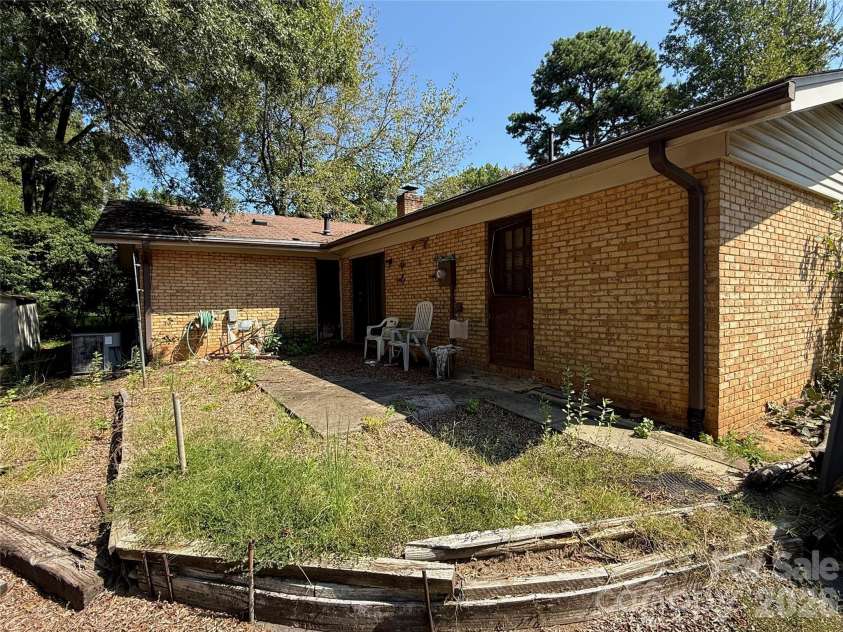 6737 Cardigan Avenue, Charlotte, NC 28215.  MLS# CAR4426684, YatesRealty ID 52409. 