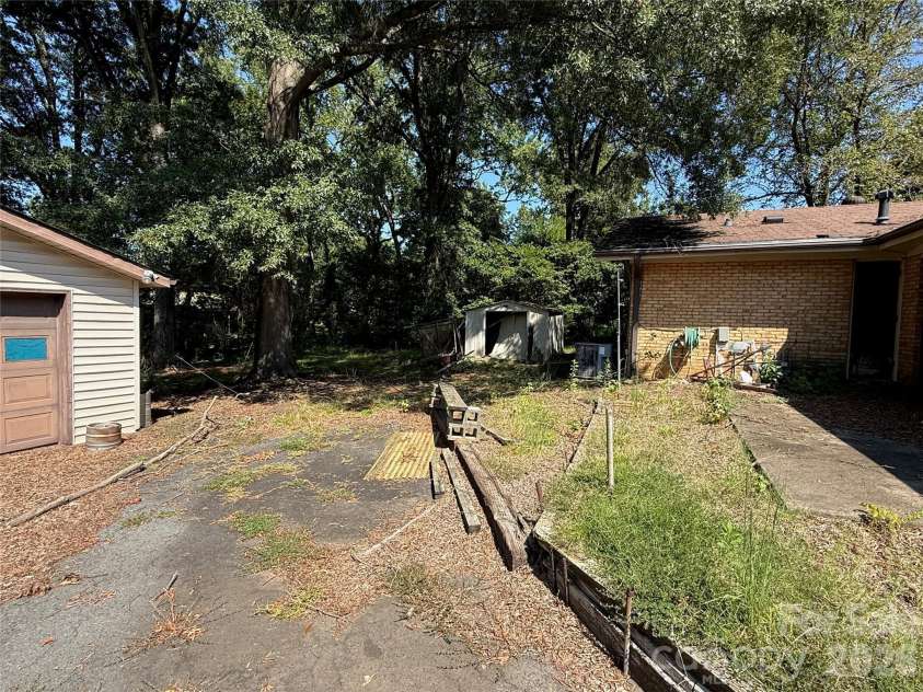 6737 Cardigan Avenue, Charlotte, NC 28215.  MLS# CAR4426684, YatesRealty ID 52409. 
