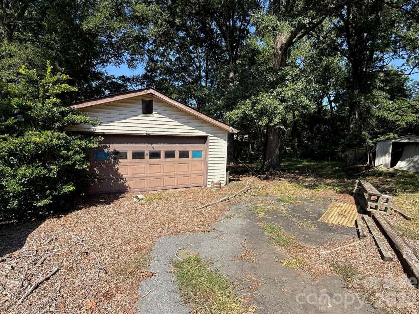 6737 Cardigan Avenue, Charlotte, NC 28215.  MLS# CAR4426684, YatesRealty ID 52409. 
