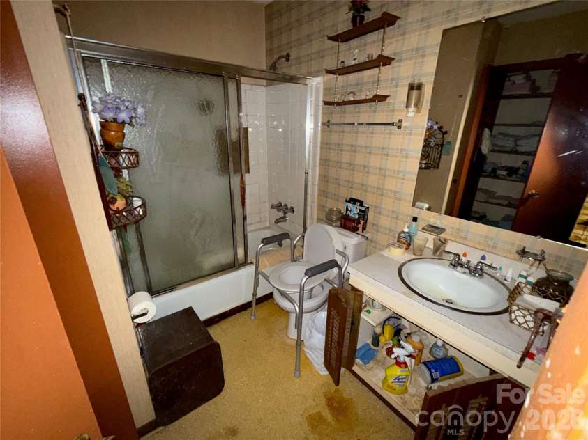 6737 Cardigan Avenue, Charlotte, NC 28215.  MLS# CAR4426684, YatesRealty ID 52409. 