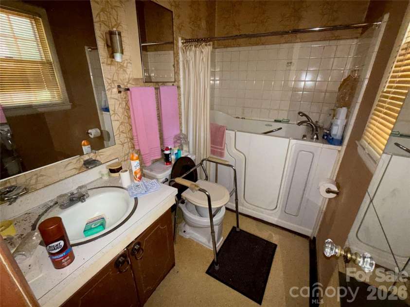 6737 Cardigan Avenue, Charlotte, NC 28215.  MLS# CAR4426684, YatesRealty ID 52409. 