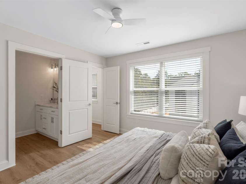 2100 Bombay Way, Charlotte, NC 28208.  MLS# CAR4347219, YatesRealty ID 52411. 