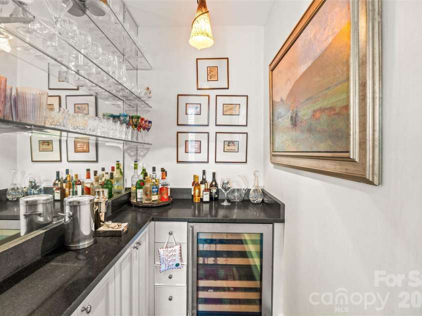 122 Cottage Place, Charlotte, NC 28207.  MLS# CAR4424889, YatesRealty ID 52413. Bar