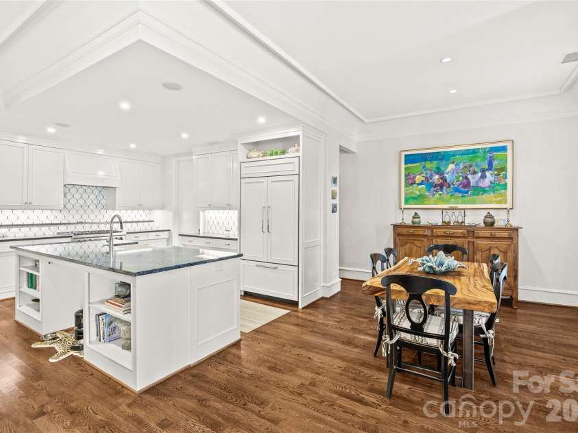 122 Cottage Place, Charlotte, NC 28207.  MLS# CAR4424889, YatesRealty ID 52413. Breakfast Area