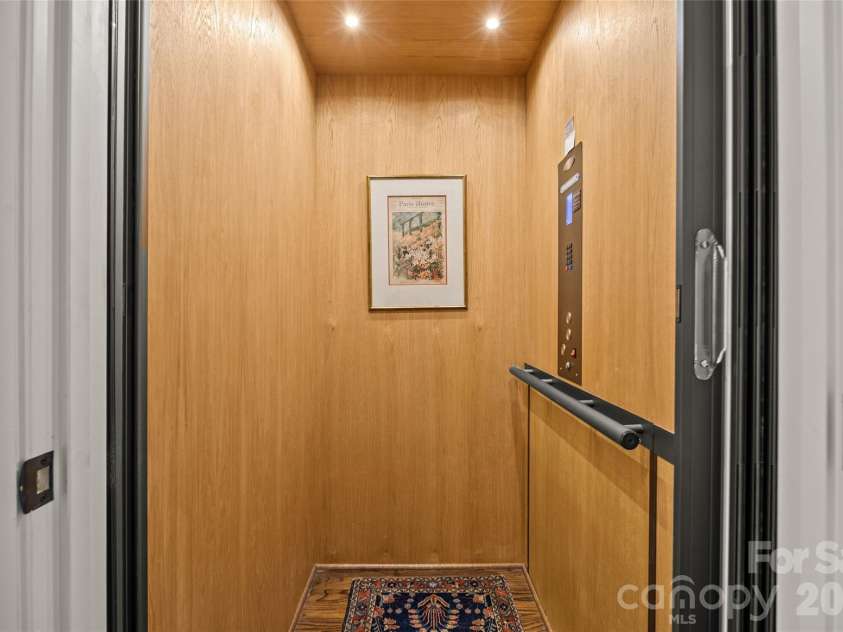 122 Cottage Place, Charlotte, NC 28207.  MLS# CAR4424889, YatesRealty ID 52413. Elevator