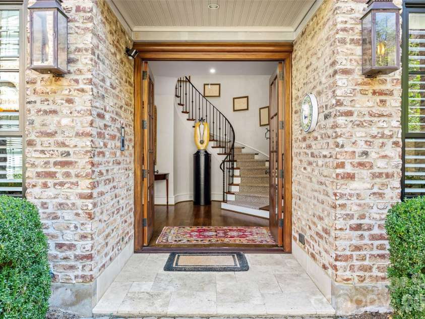 122 Cottage Place, Charlotte, NC 28207.  MLS# CAR4424889, YatesRealty ID 52413. Entry