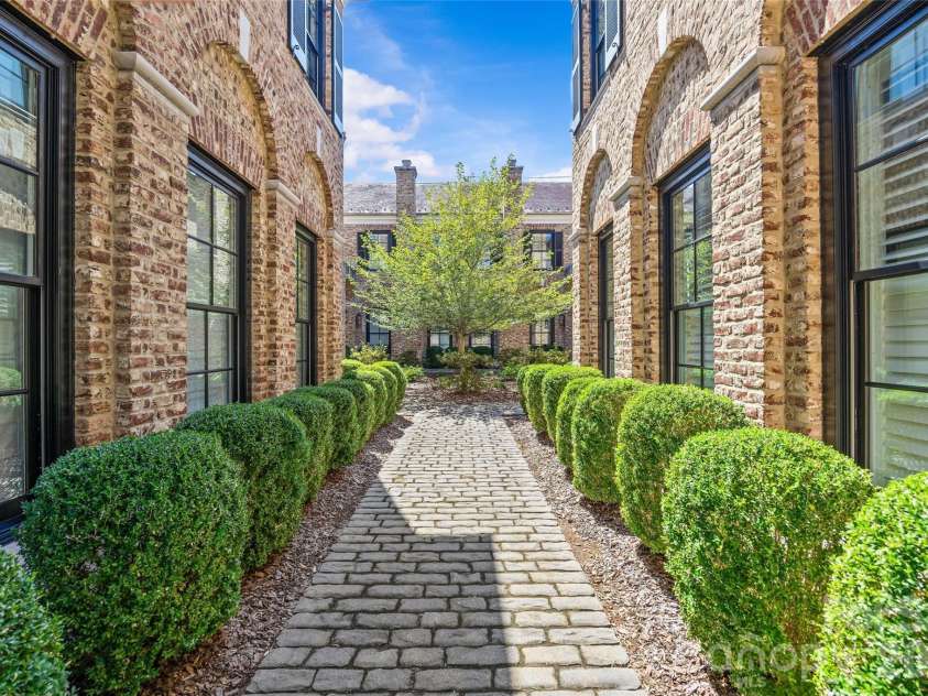 122 Cottage Place, Charlotte, NC 28207.  MLS# CAR4424889, YatesRealty ID 52413. Entry to Courtyard