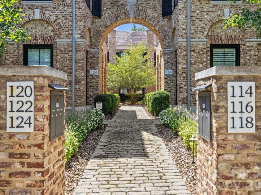 122 Cottage Place, Charlotte, NC 28207.  MLS# CAR4424889, YatesRealty ID 52413. Entry to Courtyard