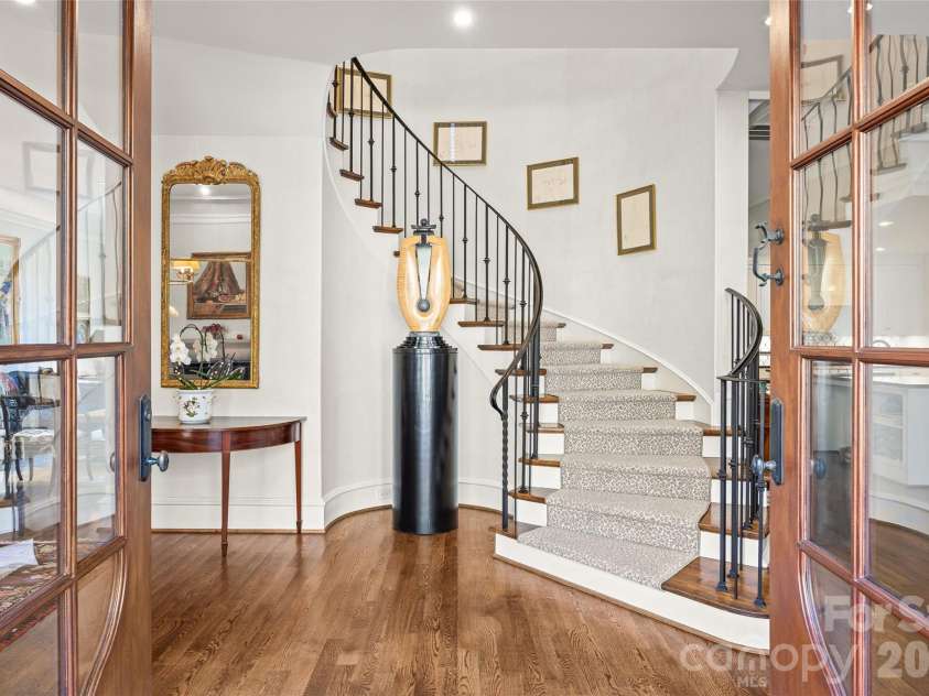 122 Cottage Place, Charlotte, NC 28207.  MLS# CAR4424889, YatesRealty ID 52413. Foyer