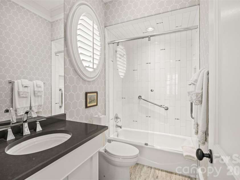 122 Cottage Place, Charlotte, NC 28207.  MLS# CAR4424889, YatesRealty ID 52413. Full Bath 2
