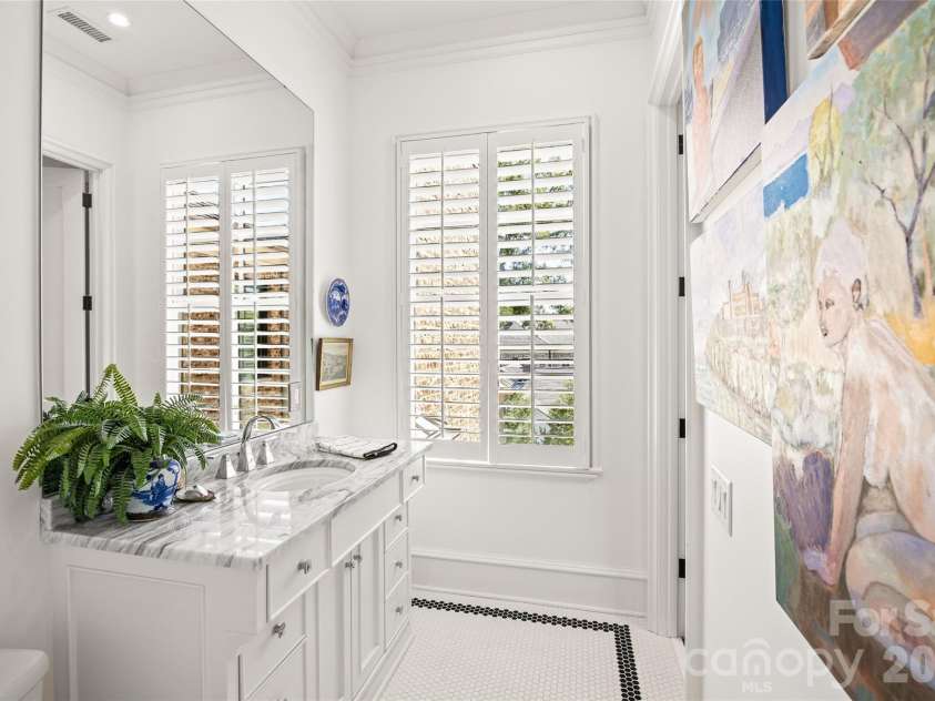 122 Cottage Place, Charlotte, NC 28207.  MLS# CAR4424889, YatesRealty ID 52413. Full Bath 3