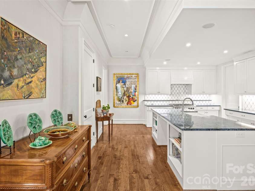 122 Cottage Place, Charlotte, NC 28207.  MLS# CAR4424889, YatesRealty ID 52413. Kitchen