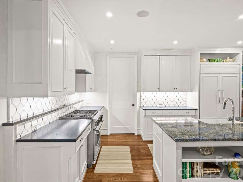 122 Cottage Place, Charlotte, NC 28207.  MLS# CAR4424889, YatesRealty ID 52413. Kitchen