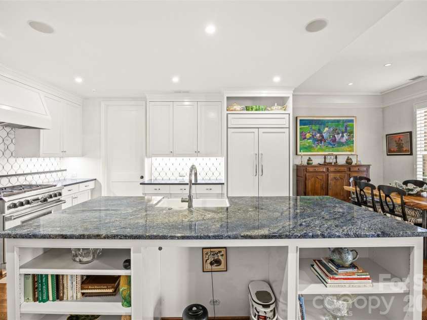 122 Cottage Place, Charlotte, NC 28207.  MLS# CAR4424889, YatesRealty ID 52413. Kitchen