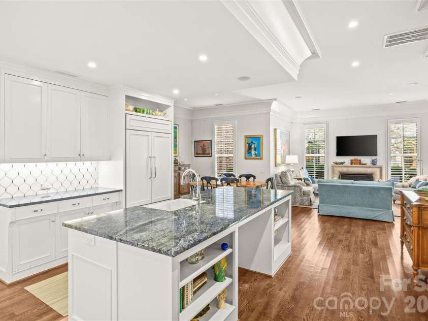 122 Cottage Place, Charlotte, NC 28207.  MLS# CAR4424889, YatesRealty ID 52413. Kitchen