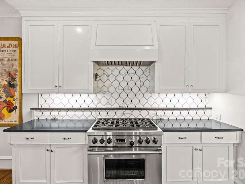 122 Cottage Place, Charlotte, NC 28207.  MLS# CAR4424889, YatesRealty ID 52413. Kitchen