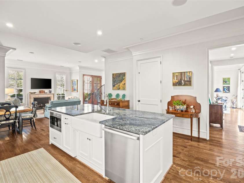 122 Cottage Place, Charlotte, NC 28207.  MLS# CAR4424889, YatesRealty ID 52413. Kitchen