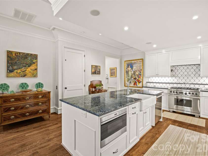 122 Cottage Place, Charlotte, NC 28207.  MLS# CAR4424889, YatesRealty ID 52413. Kitchen