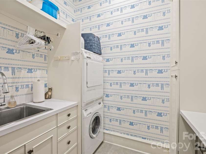122 Cottage Place, Charlotte, NC 28207.  MLS# CAR4424889, YatesRealty ID 52413. Laundry Room
