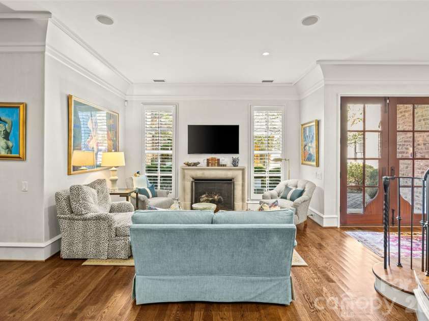 122 Cottage Place, Charlotte, NC 28207.  MLS# CAR4424889, YatesRealty ID 52413. Living Room