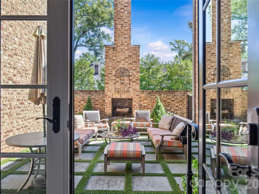 122 Cottage Place, Charlotte, NC 28207.  MLS# CAR4424889, YatesRealty ID 52413. Patio