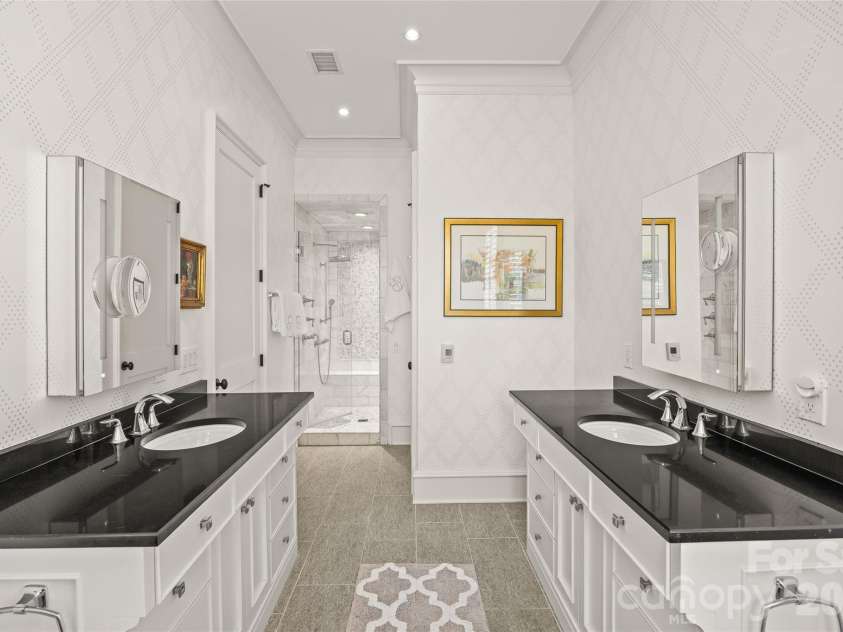 122 Cottage Place, Charlotte, NC 28207.  MLS# CAR4424889, YatesRealty ID 52413. Primary Bath