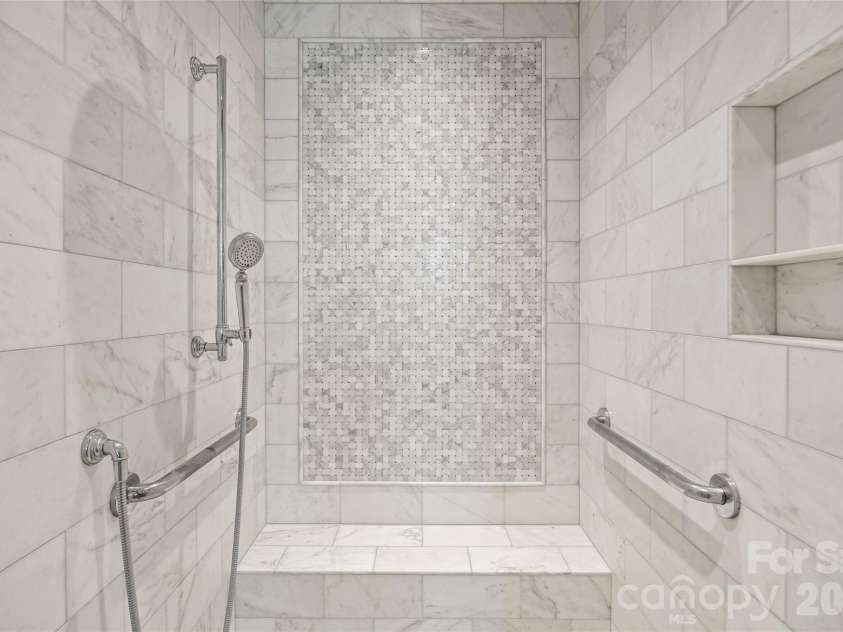 122 Cottage Place, Charlotte, NC 28207.  MLS# CAR4424889, YatesRealty ID 52413. Primary Bath