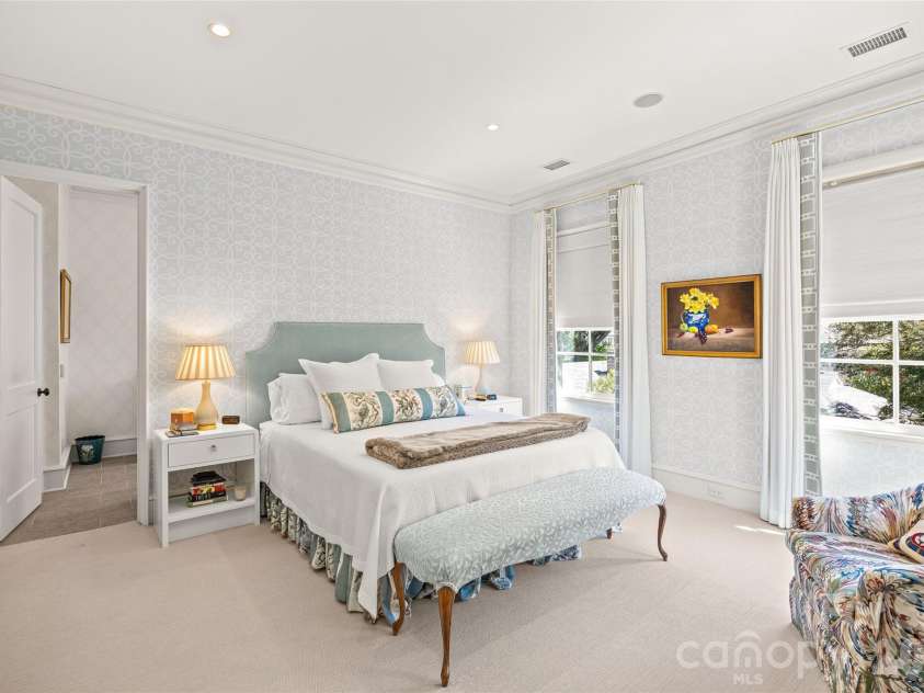 122 Cottage Place, Charlotte, NC 28207.  MLS# CAR4424889, YatesRealty ID 52413. Primary Suite