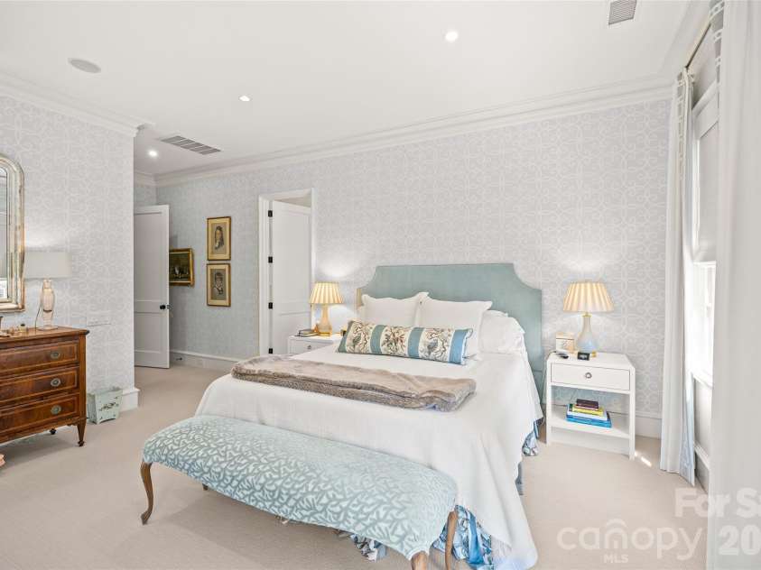 122 Cottage Place, Charlotte, NC 28207.  MLS# CAR4424889, YatesRealty ID 52413. Primary Suite