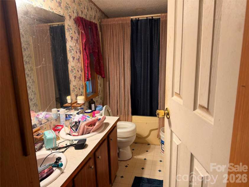 169 Bob Cat Spur Lane, Hendersonville, NC 28792.  MLS# CAR4427534, YatesRealty ID 52417. 