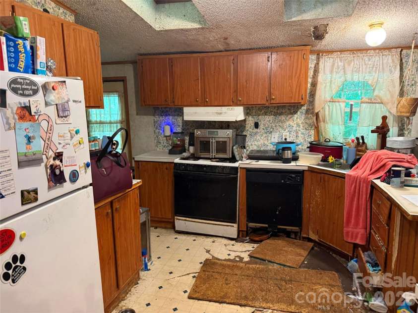 169 Bob Cat Spur Lane, Hendersonville, NC 28792.  MLS# CAR4427534, YatesRealty ID 52417. 