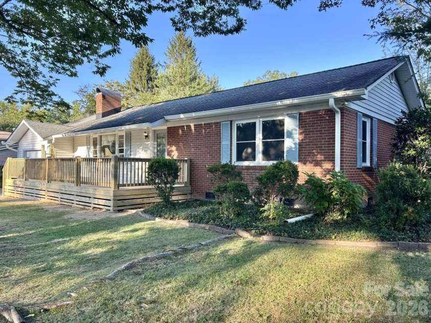 1225 Pinebrook Circle, Hendersonville, NC 28739.  MLS# CAR4426966, YatesRealty ID 52420. 