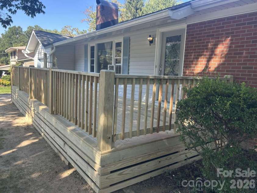 1225 Pinebrook Circle, Hendersonville, NC 28739.  MLS# CAR4426966, YatesRealty ID 52420. 