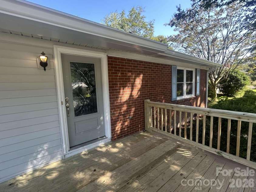 1225 Pinebrook Circle, Hendersonville, NC 28739.  MLS# CAR4426966, YatesRealty ID 52420. 