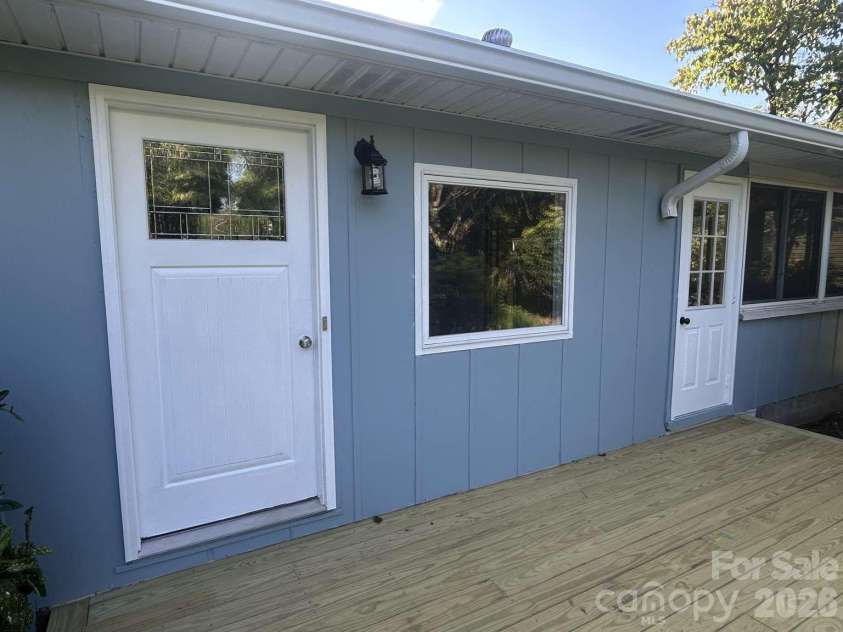 1225 Pinebrook Circle, Hendersonville, NC 28739.  MLS# CAR4426966, YatesRealty ID 52420. 
