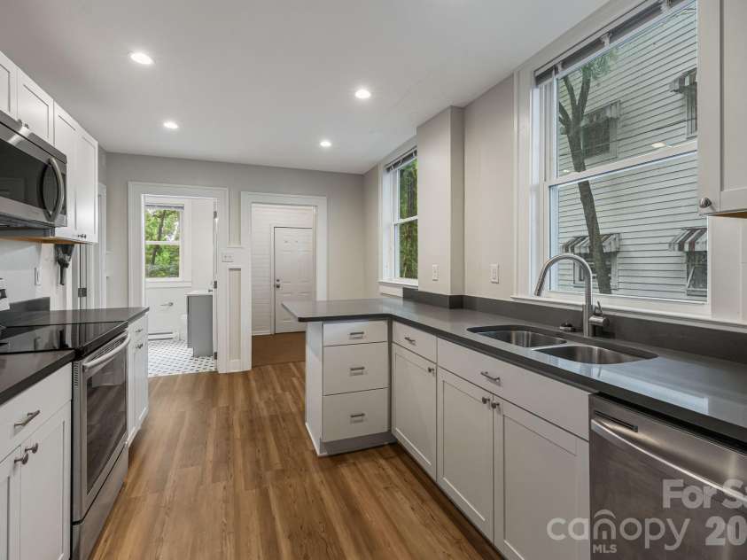 295 Chestnut Street, Asheville, NC 28801.  MLS# CAR4427544, YatesRealty ID 52421. 